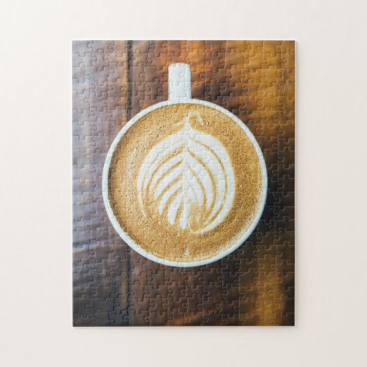 Koffielatte met bladschuim op hout legpuzzel (Verticaal)