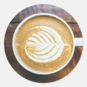 Koffielatte met bladschuim op hout ronde sticker (Voorkant)