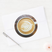 Koffielatte met bladschuim op hout ronde sticker (Envelop)