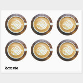 Koffielatte met bladschuim op hout ronde sticker (Vel)