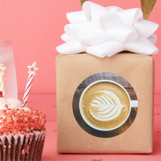 Koffielatte met bladschuim op hout ronde sticker (Feest)