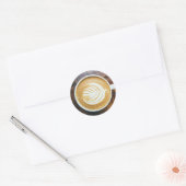 Koffielatte met bladschuim op hout ronde sticker (Envelop)