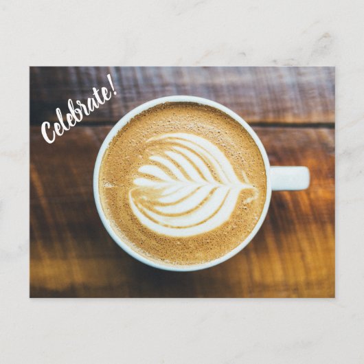 Koffielatte met bladschuim op hout uitnodiging briefkaart (Voorkant)