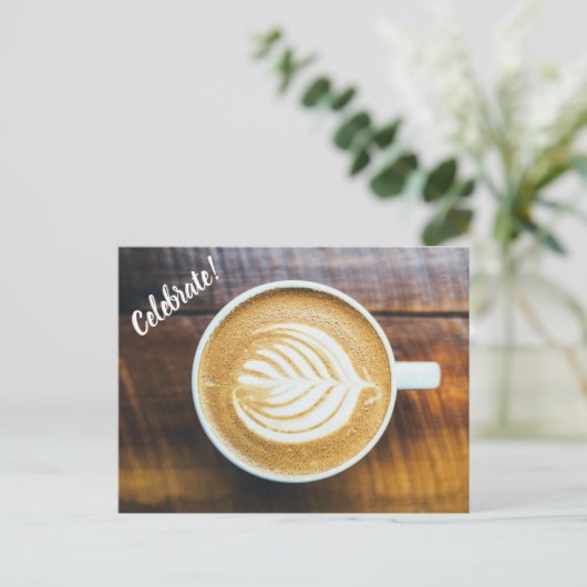 Koffielatte met bladschuim op hout uitnodiging briefkaart (Staand voorkant)