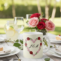 Koffiemok met roze en rode harten