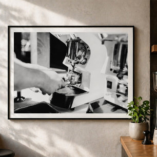 Koffiemolen Barista Maakt Verse Espresso Klaar Poster