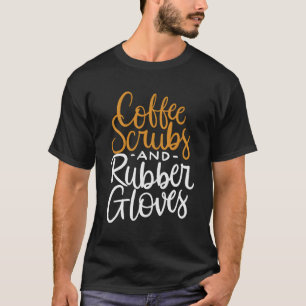 Koffiescrubs en rubberen handschoenen Grappig Nurs T-shirt