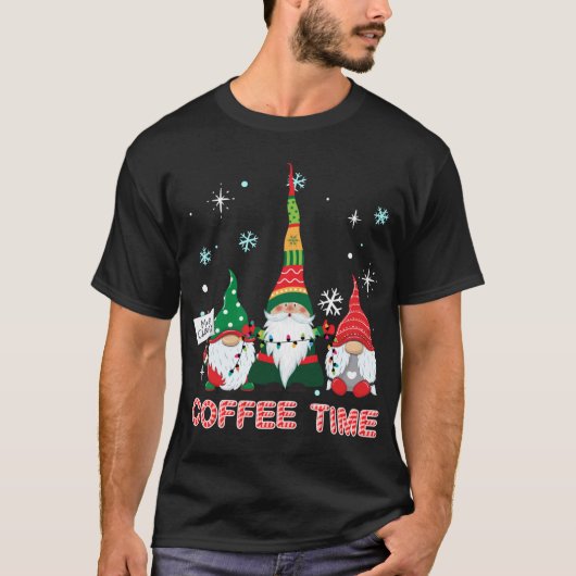 Koffietijden met drie gnomen, vrolijke kerstcadeau t-shirt (Voorkant)
