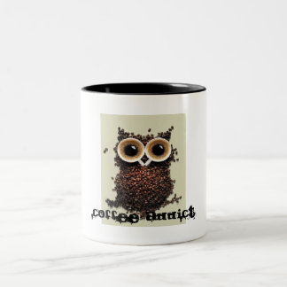 Koffieverslaafde uil tweekleurige koffiemok