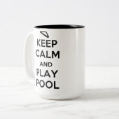 Koffievrije Mok in de pool houden (Voorkant links)