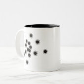 Kogelopeningen van een geweer of pistool, eventuee tweekleurige koffiemok (Voorkant links)