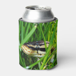 Kogelpython in de gras blikjeskoeler