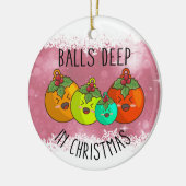 Kogels diep in kerstversiering keramisch ornament (Links)