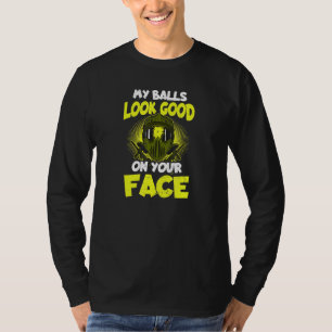Kogels zien er goed uit in je gezichtsmasker. t-shirt