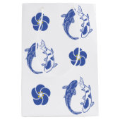 Koi Blossom Crest: Serene Blue Edition Medium Cadeauzakje (Voorkant)