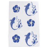 Koi Blossom Crest: Serene Blue Edition Medium Cadeauzakje (Achterkant)