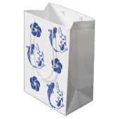 Koi Blossom Crest: Serene Blue Edition Medium Cadeauzakje (Achterkant Gekanteld)