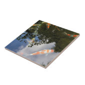 Koi Fish in tuinvijver met waterreflectie Tegeltje (Zijkant)