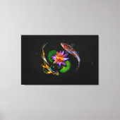 Koi Fish zwemt rond Lotus Flower in Zen Pond Canvas Afdruk (Voorkant)