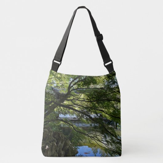 Koi Pond in Chinese Garden Crossbody Tas (Voorkant)