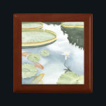 Koi Pond Reflection met vissen en geles Cadeaudoosje<br><div class="desc">Vang je reflectie in deze aantrekkelijke koivijver. Kijk hoe de vis lijkt te zwemmen en de leugens langs je bedankt naar de levensechte rendering van Chariklia Zarris. Dit zou een geweldig geschenk zijn voor een familielid of voor je andere belangrijke.</div>