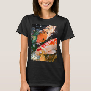 Koi vis op water. Kleurrijke oranje KOI vis in een T-shirt
