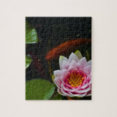 koi zwemmen rond lotus legpuzzel (Verticaal)