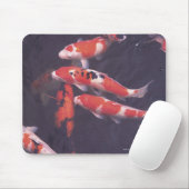 Koi zwemt in zwembad muismat (Met muis)