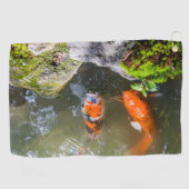 Koivis in een vijver golfhanddoek (Horizontaal)