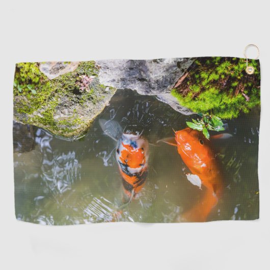 Koivis in een vijver golfhanddoek (Horizontaal)