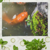 Koivis in een vijver theedoek (Gevouwen)