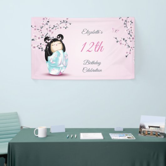 Kokeshi Doll Cherry Blossom | Geestdag meisje Spandoek (Beurs)