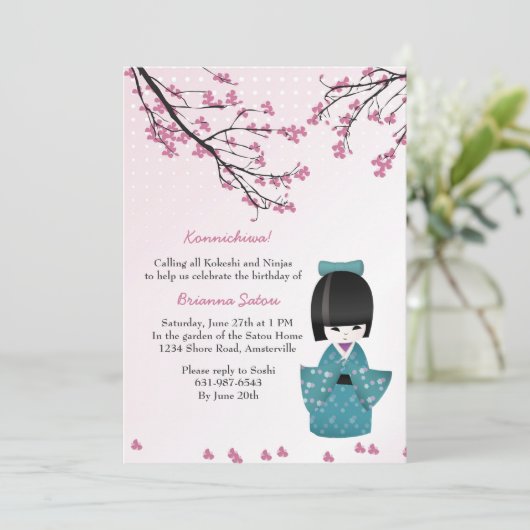 Kokeshi Doll Uitnodiging (Staand voorkant)