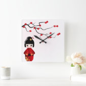 Kokeshi-pop onder de muur van de sakura vierkante klok (Huis)