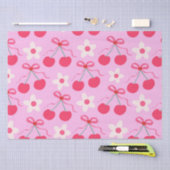 Kokette kersen met rode linten en witte bloemen tissuepapier (Craft)