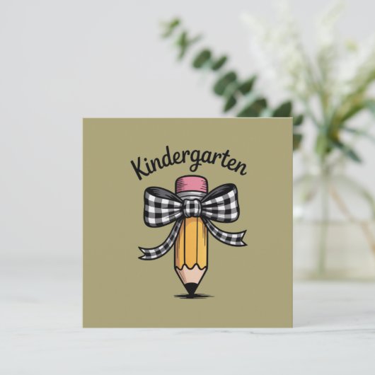 Kokette potlood boog kleuterleidster school kaart (Staand voorkant)