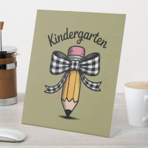 Kokette potlood boog kleuterleidster school reclamebord met voetstuk