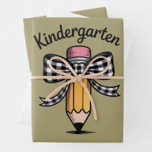 Kokette potloodboog kleuterleidster school inpakpapier vel