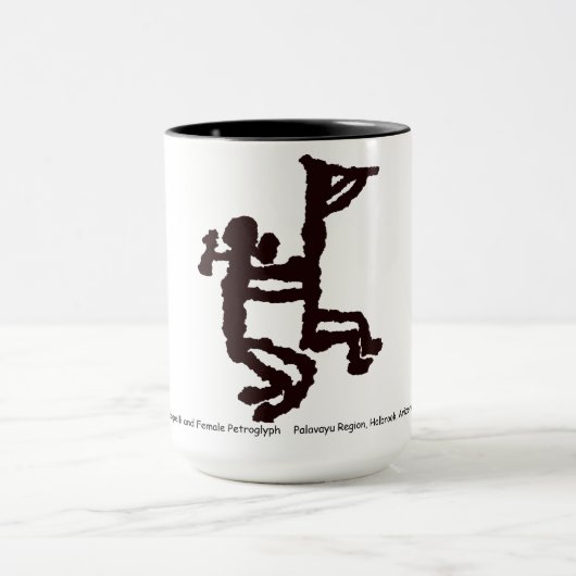 Kokopelli en vrouwelijk petroglyfe mok (Midden)