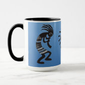 Kokopelli met het inheemse Amerikaanse zonnesymboo Mok (Links)
