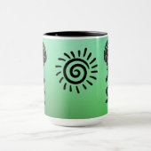 Kokopelli met het inheemse Amerikaanse zonnesymboo Mok (Midden)