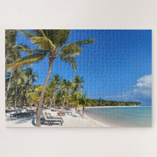 kokosbomen en witte zandige strandpuzzel legpuzzel