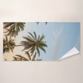 Kokosbomen onder bewolkte hemel in de ochtend badhanddoek (Badhanddoek)