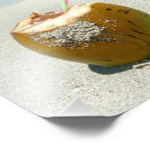 Kokosnoot drink op tropisch strand met palmbladere foto afdruk (Hoek)