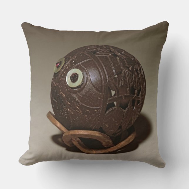 Kokosnoot in een gezicht gesculpeerd, c.1895 kussen (Voorkant)