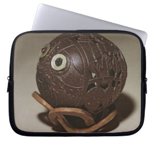 Kokosnoot in een gezicht gesculpeerd, c.1895 laptop sleeve
