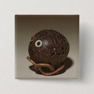 Kokosnoot in een gezicht gesculpeerd, c.1895 vierkante button 5,1 cm