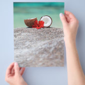 Kokosnoot met tropische bloem aan de exotische kus flyer (Hand)