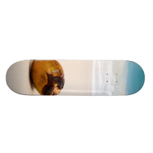 Kokosnoot op een tropisch strand skateboard