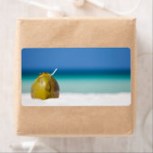 Kokosnoot op het strand etiket (Insitu)